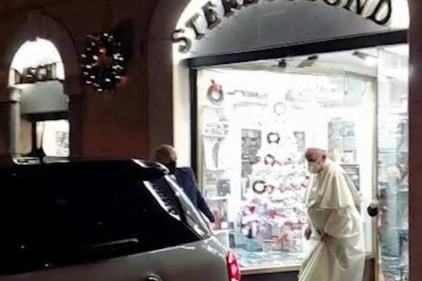 Caught: Pope congratulates reporter who saw him leaving Rome record shop