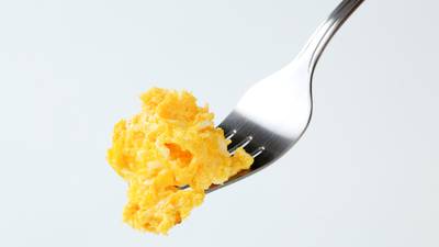 Food hack: Add seltzer water to scrambled eggs?