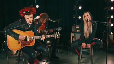 WATCH: Avril Lavigne and Yungblud Perform “I’m With You”