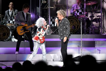 NEW YORK, NY - AUGUST 07: Cyndi Lauper and Rod Stewart perform at Madison Square Garden on August 7, 2018 in New York City. (Photo by Michael Loccisano/Getty Images)