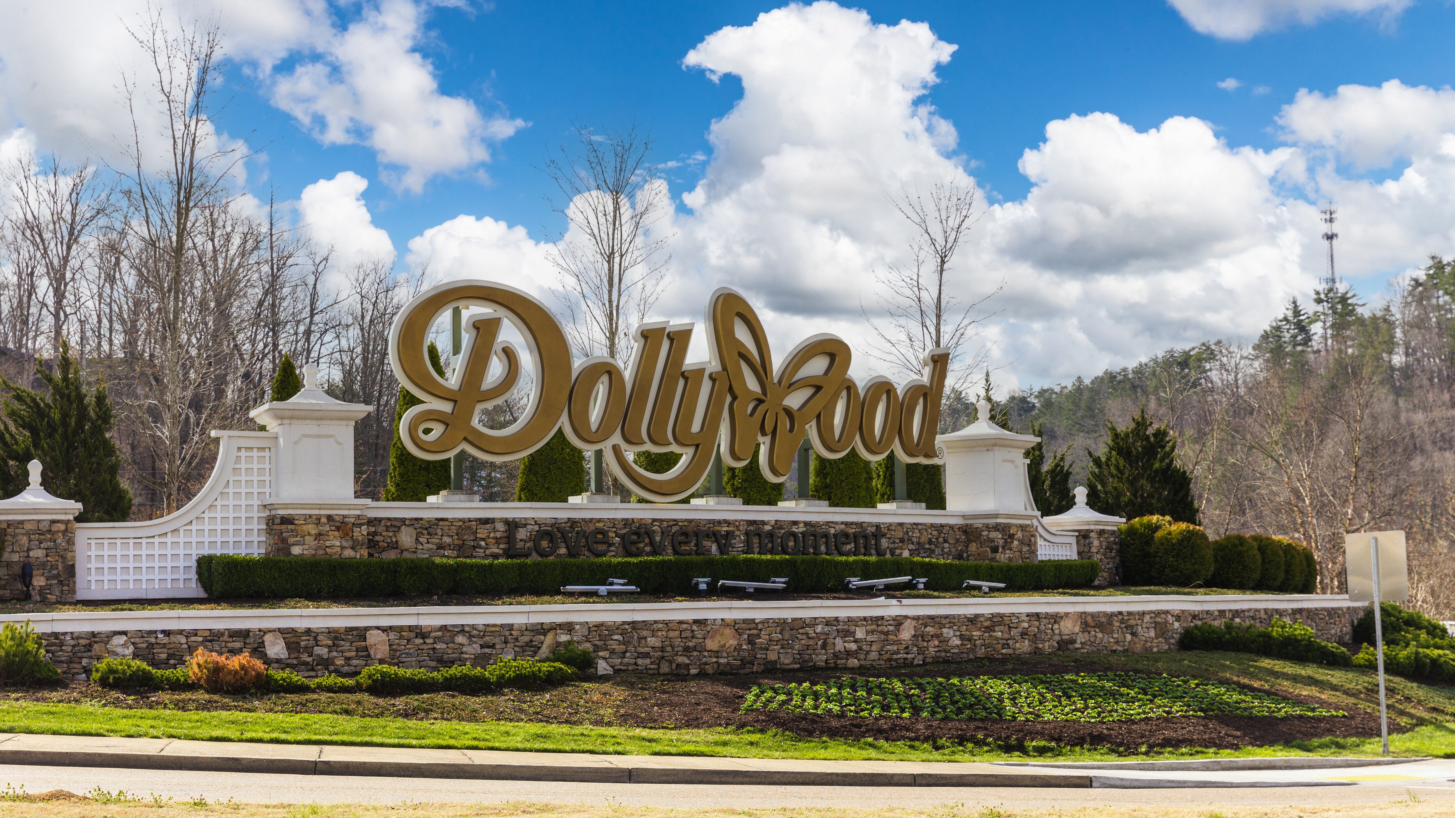 Dollywood sign near the entrance to the theme park in Pigeon Forge, TN.